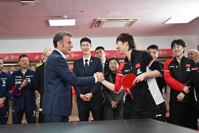 法國總統(tǒng)馬克龍與國乒運(yùn)動員切磋球技
