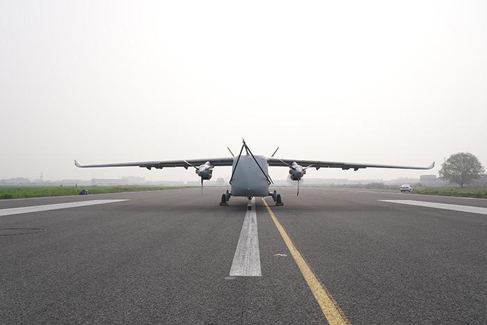 中國首款7噸級運(yùn)投無人機(jī)長鷹-8在河南鄭州首飛