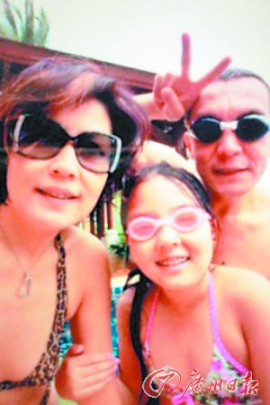 哈文微博曬全家泳裝照笑稱李詠“特二”(圖)