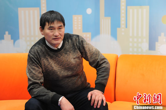 大衣哥為慈善賣大衣否認炒作:做得再對也有人說